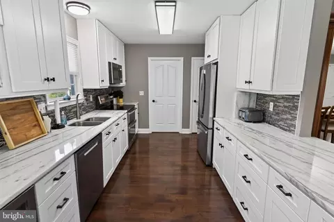 Entry Way - 220 Creekside Dr, Salisbury, MD 21804 photo 4 of 6