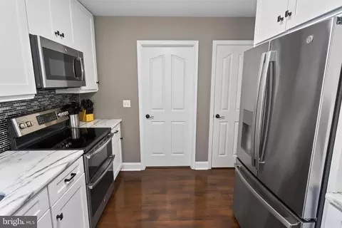 Entry Way - 220 Creekside Dr, Salisbury, MD 21804 photo 5 of 6