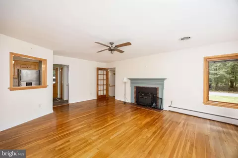 Living - 4910 Cardinal Dr, Salisbury, MD 21804 photo 3 of 4