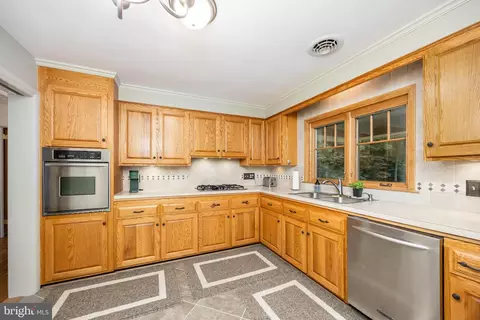 Kitchen - 4910 Cardinal Dr, Salisbury, MD 21804 photo 2 of 5