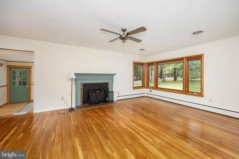 Living - 4910 Cardinal Dr, Salisbury, MD 21804 photo 2 of 4