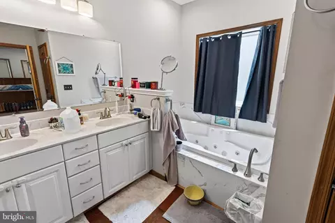 Bath - 33350 Wango Rd, Salisbury, MD 21804 photo 2 of 5