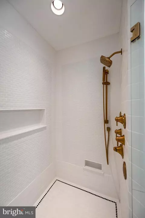 Bath - 409 Rolling Rd, Salisbury, MD 21801 photo 2 of 5
