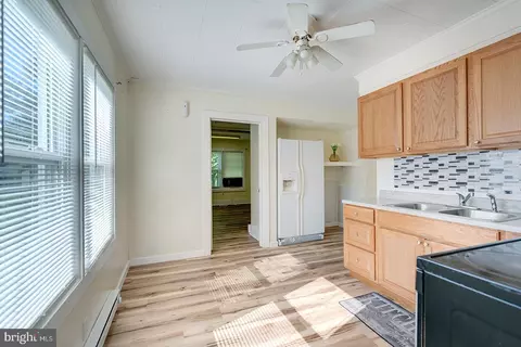 Entry Way - 504 Atlantic Ave, Salisbury, MD 21804 photo 1 of 2