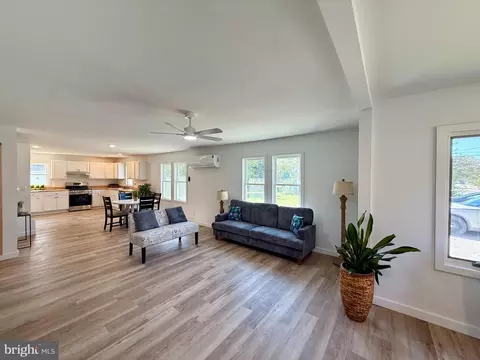 Living - 605 4th St, Sharptown, MD 21861 photo 1 of 2