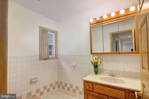Bath - 913 S Schumaker Dr, Salisbury, MD 21804 photo 2 of 2