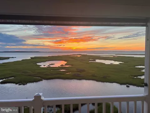 121 76th St #204, Ocean City, MD 21842