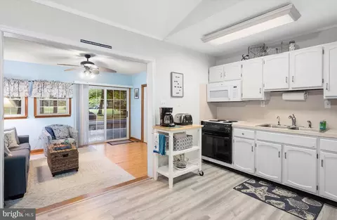Kitchen - 141 Windjammer Rd, Berlin, MD 21811 photo 3 of 4