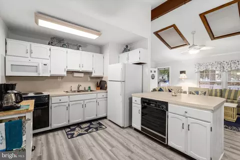 Kitchen - 141 Windjammer Rd, Berlin, MD 21811 photo 4 of 4