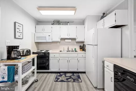 Kitchen - 141 Windjammer Rd, Berlin, MD 21811 photo 2 of 4