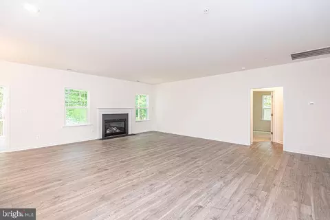 Living - 9 Brandywine Dr, Berlin, MD 21811 photo 4 of 5