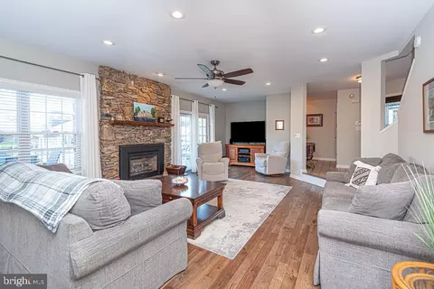 Living - 17 Beach Ct, Ocean Pines, MD 21811 photo 2 of 4