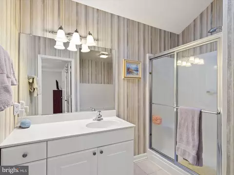 Bath - 4 Fleet Ct, Berlin, MD 21811 photo 2 of 3