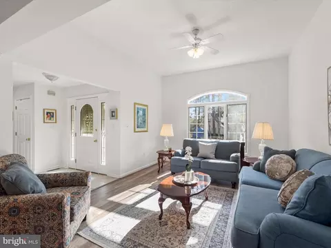 Living - 4 Fleet Ct, Berlin, MD 21811 photo 3 of 10