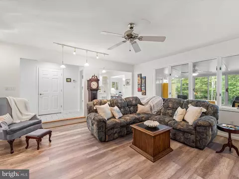 Living - 4 Fleet Ct, Berlin, MD 21811 photo 9 of 10