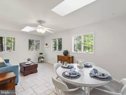 Living - 4 Fleet Ct, Berlin, MD 21811 photo 4 of 10
