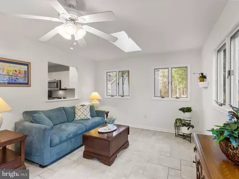 Living - 4 Fleet Ct, Berlin, MD 21811 photo 5 of 10