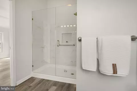 Bath - 25 Coastal Dr, Berlin, MD 21811 photo 2 of 3