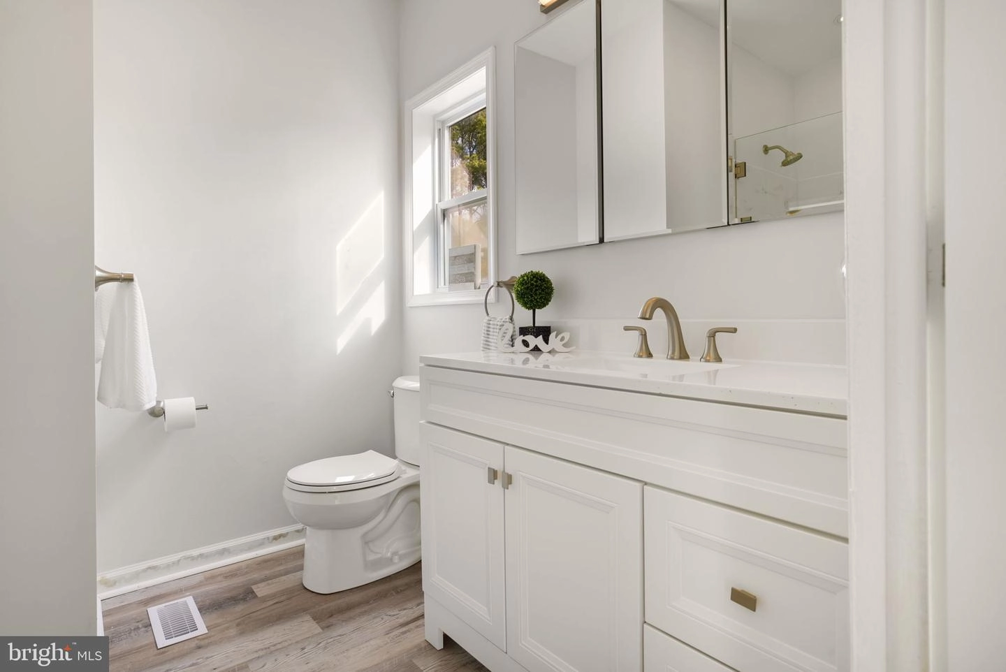 Bath - 25 Coastal Dr, Berlin, MD 21811 photo 1 of 3
