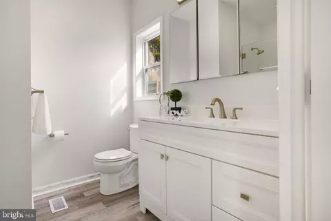 Bath - 25 Coastal Dr, Berlin, MD 21811 photo 1 of 3