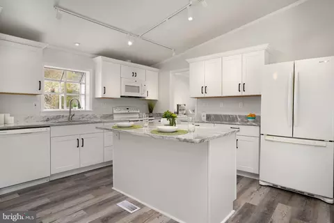 Kitchen - 25 Coastal Dr, Berlin, MD 21811 photo 1 of 8
