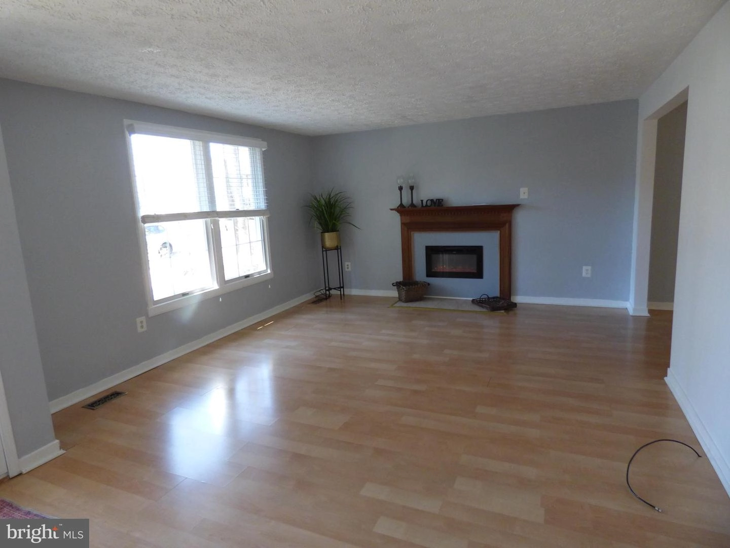 Living - 37 Windjammer Rd, Berlin, MD 21811 photo 2 of 4