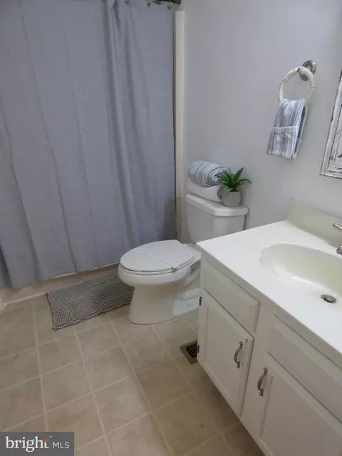 Bath - 37 Windjammer Rd, Berlin, MD 21811 photo 2 of 2