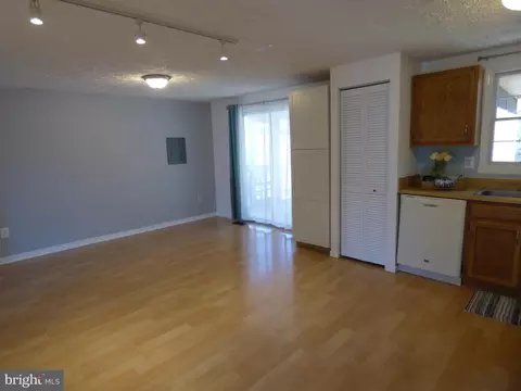 Living - 37 Windjammer Rd, Berlin, MD 21811 photo 4 of 4
