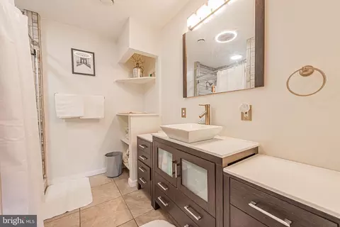 Bath - 8 Portage Ct, Berlin, MD 21811 photo 2 of 5