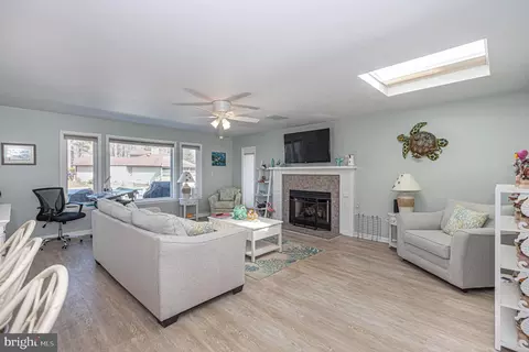 Living - 33 Battersea Rd, Berlin, MD 21811 photo 5 of 7