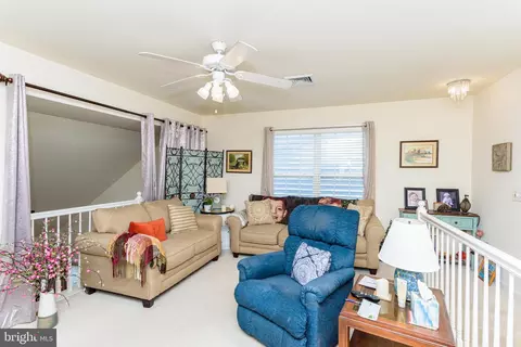 Living - 11 Freeport Ln, Berlin, MD 21811 photo 4 of 18