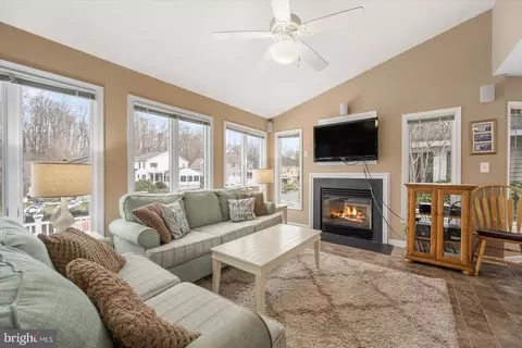 Living - 9 Sandpiper Ln, Berlin, MD 21811 photo 4 of 7