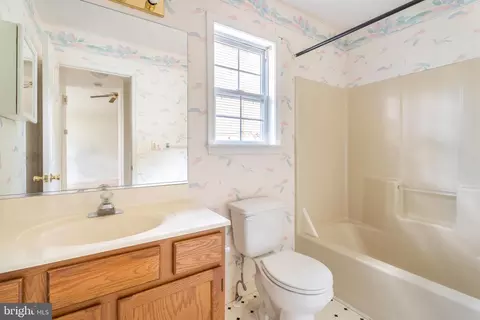 Bath - 77 Camelot Cir, Berlin, MD 21811 photo 3 of 5