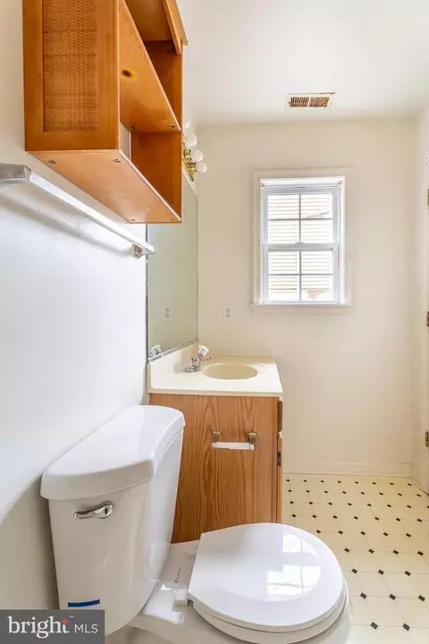 Bath - 77 Camelot Cir, Berlin, MD 21811 photo 2 of 5