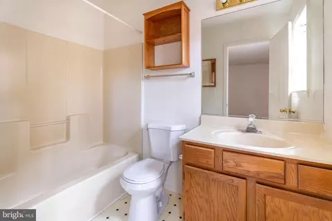 Bath - 77 Camelot Cir, Berlin, MD 21811 photo 1 of 5
