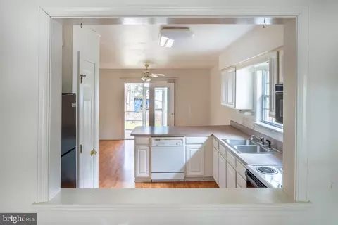 Kitchen - 77 Camelot Cir, Berlin, MD 21811 photo 5 of 5