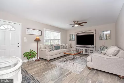 Living - 3 Barnacle Ct, Berlin, MD 21811 photo 4 of 5