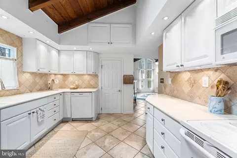 Kitchen - 2 Bramblewood Dr, Berlin, MD 21811 photo 2 of 4