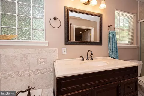 Bath - 3 Evergreen Ct, Berlin, MD 21811 photo 7 of 9
