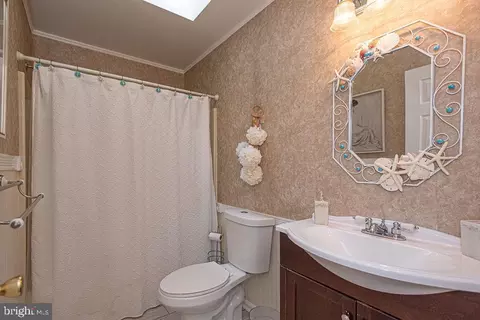 Bath - 3 Evergreen Ct, Berlin, MD 21811 photo 1 of 9