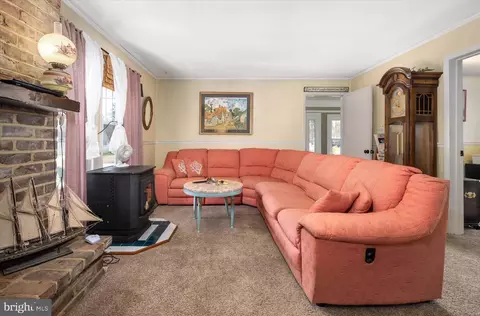 Living - 11937 Grays Corner Rd, Berlin, MD 21811 photo 3 of 8