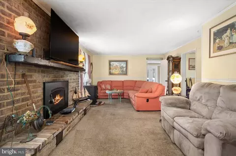Living - 11937 Grays Corner Rd, Berlin, MD 21811 photo 2 of 8
