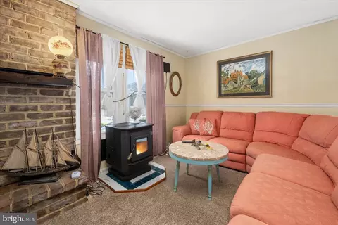 Living - 11937 Grays Corner Rd, Berlin, MD 21811 photo 4 of 8