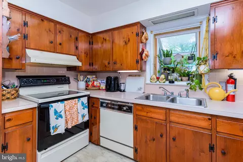 Kitchen - 302 N Main St, Berlin, MD 21811 photo 3 of 10