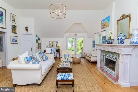 Living - 302 N Main St, Berlin, MD 21811 photo 15 of 16