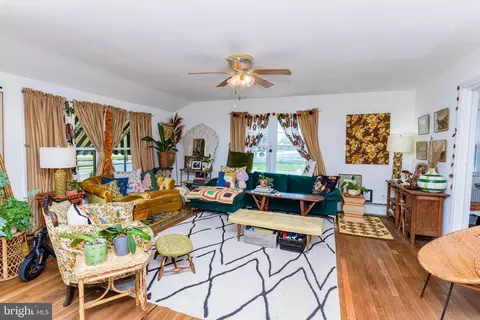 Living - 302 N Main St, Berlin, MD 21811 photo 6 of 16
