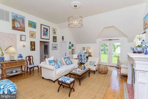 Living - 304 N Main St, Berlin, MD 21811 photo 1 of 10