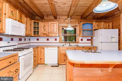 Kitchen - 135 Windjammer Rd, Berlin, MD 21811 photo 3 of 6