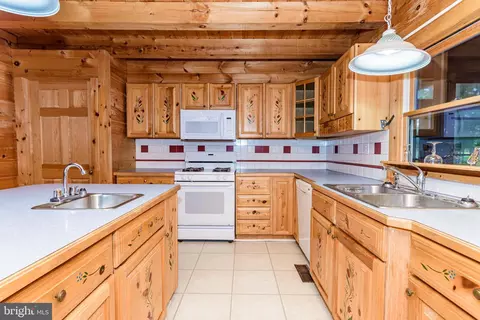 Kitchen - 135 Windjammer Rd, Berlin, MD 21811 photo 5 of 6