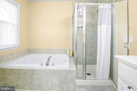 Bath - 203 Flagship Cir, Berlin, MD 21811 photo 2 of 4